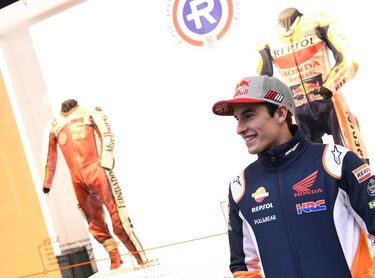 Marc Márquez se convierte en maniquí viviente en Madrid Marc Márquez se convierte en maniquí viviente en Madrid