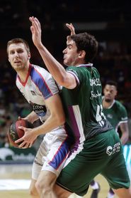 85-67. El Unicaja arrolla al Obradoiro en el arranque del año 85-67. El Unicaja arrolla al Obradoiro en el arranque del año