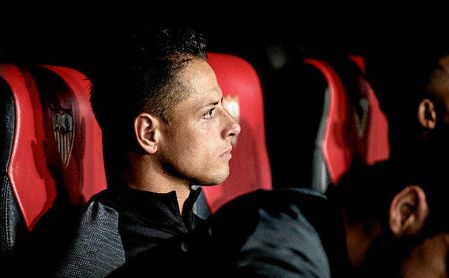 Chicharito, en el banquillo del Sevilla FC. Chicharito, en el banquillo del Sevilla FC.