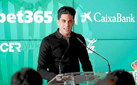 Bartra tuvo unas palabras para Aleñá durante su presentación. Bartra tuvo unas palabras para Aleñá durante su presentación.