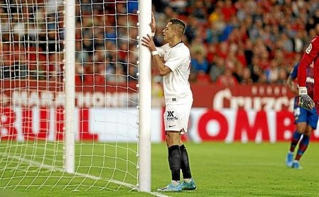 Chicharito se lamenta tras fallar una ocasión en el Sevilla-Levante. Chicharito se lamenta tras fallar una ocasión en el Sevilla-Levante.