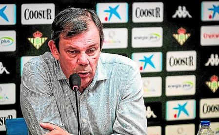 El director deportivo del Real Betis, Juanma Rodríguez, trabaja en la llegada de un jugador que refuerce el perímetro. El director deportivo del Real Betis, Juanma Rodríguez, trabaja en la llegada de un jugador que refuerce el perímetro.