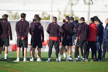 Lopetegui dialoga con sus pupilos, al comienzo del entrenamiento de este jueves. Lopetegui dialoga con sus pupilos, al comienzo del entrenamiento de este jueves.