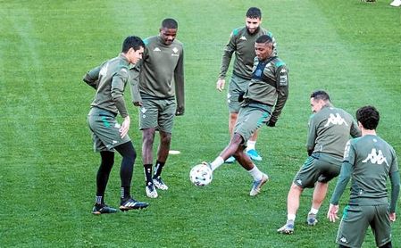 William Carvalho, con sus compañeros en el entrenamiento de hoy. William Carvalho, con sus compañeros en el entrenamiento de hoy.