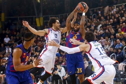 82-86. El Efes impone su ley en el Palau 82-86. El Efes impone su ley en el Palau