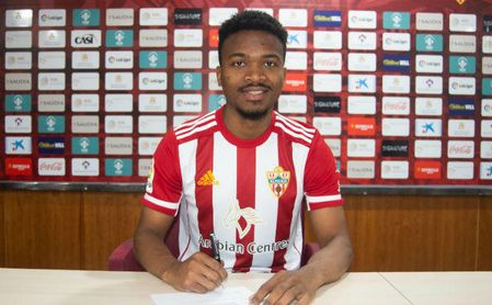 Kaptoum firmando su nuevo contrato Kaptoum firmando su nuevo contrato