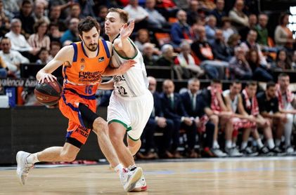 100-70. El Valencia arrolla al Joventut y saca sin sufrir el último billete copero 100-70. El Valencia arrolla al Joventut y saca sin sufrir el último billete copero