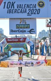 Kipruto bate el récord mundial de 10K con 26:24 Kipruto bate el récord mundial de 10K con 26:24