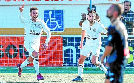 Un tanto de Javi Medina al borde del descanso dio el triunfo al Utrera. Un tanto de Javi Medina al borde del descanso dio el triunfo al Utrera.