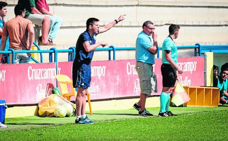 Cachola da instrucciones en la banda del Estadio Guadalquivir en el Coria-Rota de la primera vuelta. Cachola da instrucciones en la banda del Estadio Guadalquivir en el Coria-Rota de la primera vuelta.