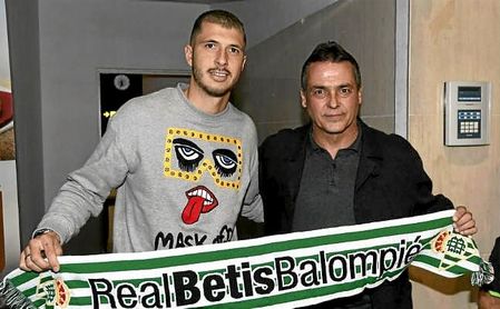 Alexis Trujillo presenta a Guido: "Polivalente, buena salida de balón y un gran golpeo" Alexis Trujillo presenta a Guido: "Polivalente, buena salida de balón y un gran golpeo"
