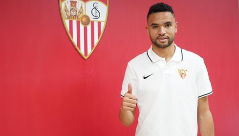 En-Nesyri, con su nuevo escudo en el pecho. En-Nesyri, con su nuevo escudo en el pecho.