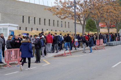 Los aficionados pernoctan frente a las taquillas para conseguir entradas para el Ibiza-Barça Los aficionados pernoctan frente a las taquillas para conseguir entradas para el Ibiza-Barça