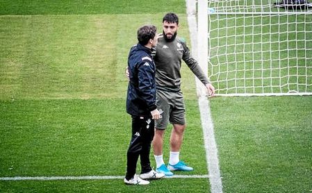 Rubi conversa con Fekir durante un entrenamiento bético. Rubi conversa con Fekir durante un entrenamiento bético.