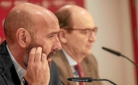 Monchi, en la sala de prensa junto al presidente José Castro. Monchi, en la sala de prensa junto al presidente José Castro.