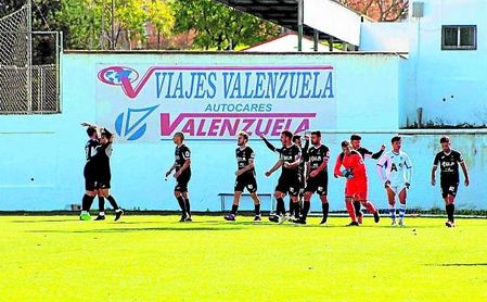 El Antoniano festeja el gol de Alberto 'in extremis' materializado en el Antonio Barbadillo de Arcos. El Antoniano festeja el gol de Alberto 'in extremis' materializado en el Antonio Barbadillo de Arcos.