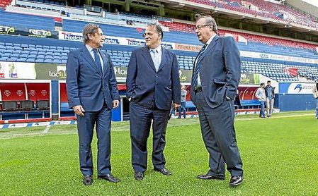 Vizcay, a la derecha, junto a Tebas y Archando en 2015. Vizcay, a la derecha, junto a Tebas y Archando en 2015.