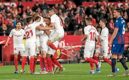 Los jugadores del Sevilla celebran el gol de Ocampos ante el Levante. Los jugadores del Sevilla celebran el gol de Ocampos ante el Levante.