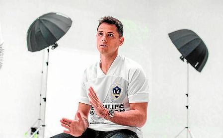 Chicharito Hernández, con la elástica de Los Ángeles Galaxy, su nuevo club. Chicharito Hernández, con la elástica de Los Ángeles Galaxy, su nuevo club.