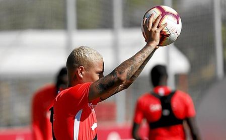 Arana ya viaja a Sevilla para recoger sus pertenencias y poner fin a su etapa como jugador sevillista. Arana ya viaja a Sevilla para recoger sus pertenencias y poner fin a su etapa como jugador sevillista.