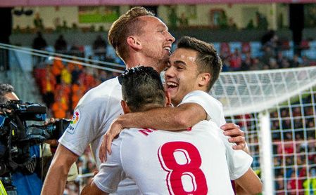 Los goleadores De Jong y Nolito, junto a Reguilón, celebrando uno de los tantos ante el Granada. Los goleadores De Jong y Nolito, junto a Reguilón, celebrando uno de los tantos ante el Granada.