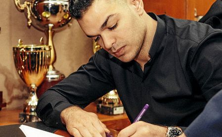 Ben Arfa, firmando su nuevo contrato con el Valladolid. Ben Arfa, firmando su nuevo contrato con el Valladolid.
