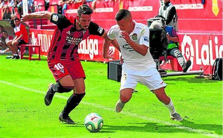 Álvaro Rey suma esta campaña seis goles y cuatro asistencias en el Mirandés. Álvaro Rey suma esta campaña seis goles y cuatro asistencias en el Mirandés.