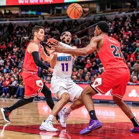 93-103. Monk y Bridges deciden triunfo de Hornets en duelo de perdedores 93-103. Monk y Bridges deciden triunfo de Hornets en duelo de perdedores