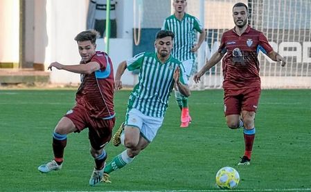 El verdiblanco Baena avanza con el balón en un lance del partido ante el Arcos. El verdiblanco Baena avanza con el balón en un lance del partido ante el Arcos.