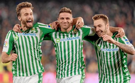 Joaquín, flanqueado por Canales y Loren, tras su golazo al Mallorca. Joaquín, flanqueado por Canales y Loren, tras su golazo al Mallorca.