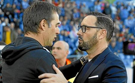 Bordalás y Lopetegui se saludan al comienzo del partido. Bordalás y Lopetegui se saludan al comienzo del partido.