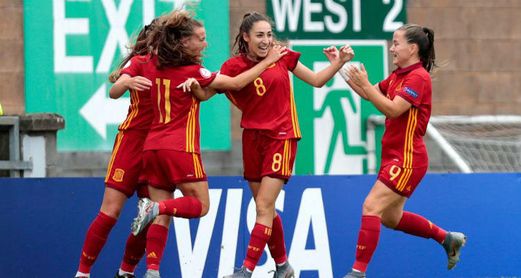 Olga Carmona (con el dorsal 8) celebra un tanto con 'La Rojita'