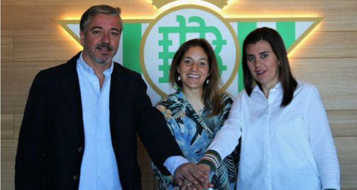 Willy (centro de la imagen) posa junto al responsable de las secciones del Real Betis Pablo Vilches, y la consejera María Victoria López.