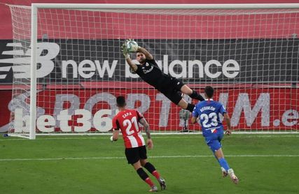 Unai Simón renueva hasta 2025 el día de su estreno en la selección Unai Simón renueva hasta 2025 el día de su estreno en la selección