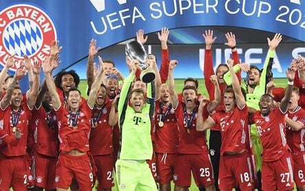 Neuer, capitán del Bayern, levanta la copa al cielo de Budapest Neuer, capitán del Bayern, levanta la copa al cielo de Budapest