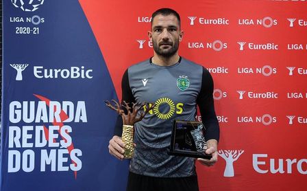 Adán, con el premio a mejor portero del mes de diciembre de la Liga NOS. Adán, con el premio a mejor portero del mes de diciembre de la Liga NOS.