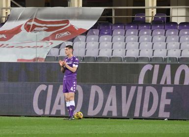 Fiorentina y Roma paran en el minuto 13 para honrar la memoria de Astori - Estadio deportivo