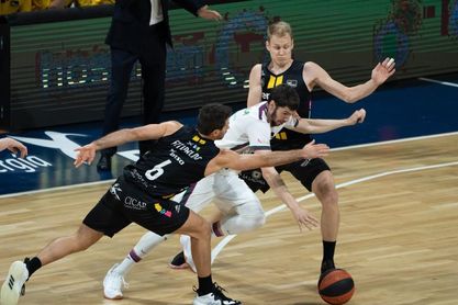 79-61. El Lenovo Tenerife desarbola a un gris Unicaja desde la defensa 79-61. El Lenovo Tenerife desarbola a un gris Unicaja desde la defensa