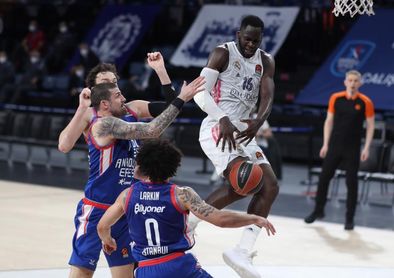 91-68. Larkin y Milic tumban al Real Madrid y lo dejan contra las cuerdas 91-68. Larkin y Milic tumban al Real Madrid y lo dejan contra las cuerdas