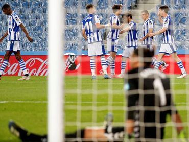 2-0. La Real más cerca de Europa tras ganar a un Elche en inferioridad 2-0. La Real más cerca de Europa tras ganar a un Elche en inferioridad