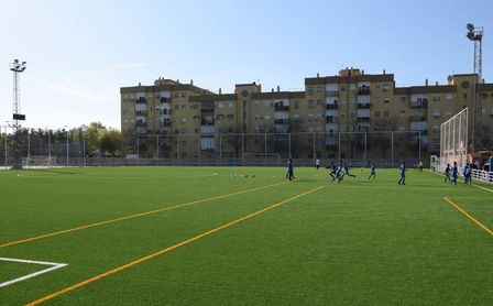 El césped artificial se extiende en las instalaciones deportivas. El césped artificial se extiende en las instalaciones deportivas.