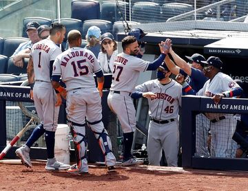 8-7. El venezolano José Altuve jonronea y marca el triunfo de los Astros 8-7. El venezolano José Altuve jonronea y marca el triunfo de los Astros