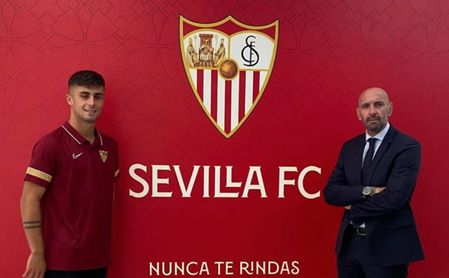 Monchi compra gol para el debut del Sevilla Atlético en la Primera RFEF Monchi compra gol para el debut del Sevilla Atlético en la Primera RFEF