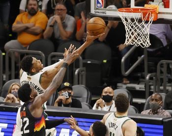 119-123: Los Bucks acarician el anillo tras asaltar Phoenix 119-123: Los Bucks acarician el anillo tras asaltar Phoenix