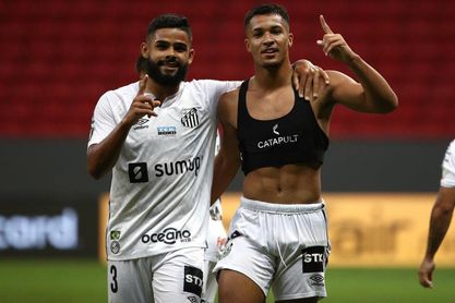 El Santos derrota al Gremio y lo hunde en la zona del descenso El Santos derrota al Gremio y lo hunde en la zona del descenso