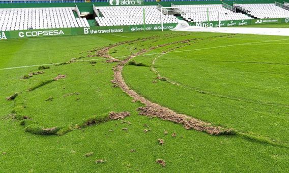 Entran forzando las puertas a El Sardinero y destrozan el césped con un vehículo Entran forzando las puertas a El Sardinero y destrozan el césped con un vehículo