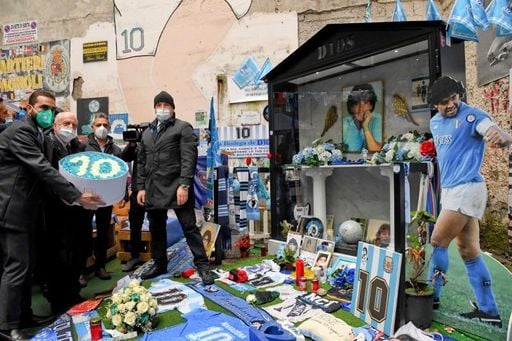 Nápoles recuerda a su amado Maradona con murales, esculturas y retratos Nápoles recuerda a su amado Maradona con murales, esculturas y retratos