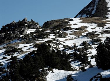 Rescue teams search for a 19-year-old mountaineer at Mesa de los Tres Reyes, in Navarra