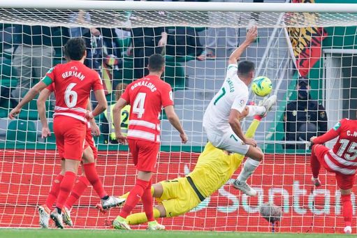Momento en el que Carrillo marca el gol anulado posteriormente por Cordero Vega. Momento en el que Carrillo marca el gol anulado posteriormente por Cordero Vega.