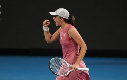 Swiatek, cerca de cumplir su defensa del título tras superar a Azarenka Swiatek, cerca de cumplir su defensa del título tras superar a Azarenka